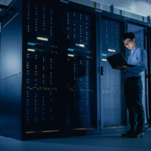 no-centro-de-dados-tecnico-de-ti-masculino-execucao-de-programa-de-manutencao-em-um-laptop-controle-operacional-rack-de-servidor-funcionamento-otimo-modernas-tel