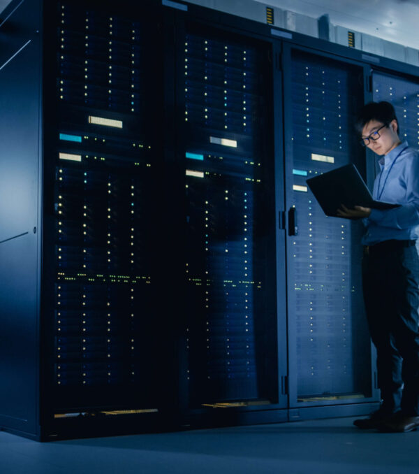 no-centro-de-dados-tecnico-de-ti-masculino-execucao-de-programa-de-manutencao-em-um-laptop-controle-operacional-rack-de-servidor-funcionamento-otimo-modernas-tel