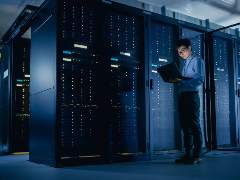 no-centro-de-dados-tecnico-de-ti-masculino-execucao-de-programa-de-manutencao-em-um-laptop-controle-operacional-rack-de-servidor-funcionamento-otimo-modernas-tel