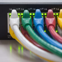 painel-de-rede-switch-e-cabo-no-data-center (1)