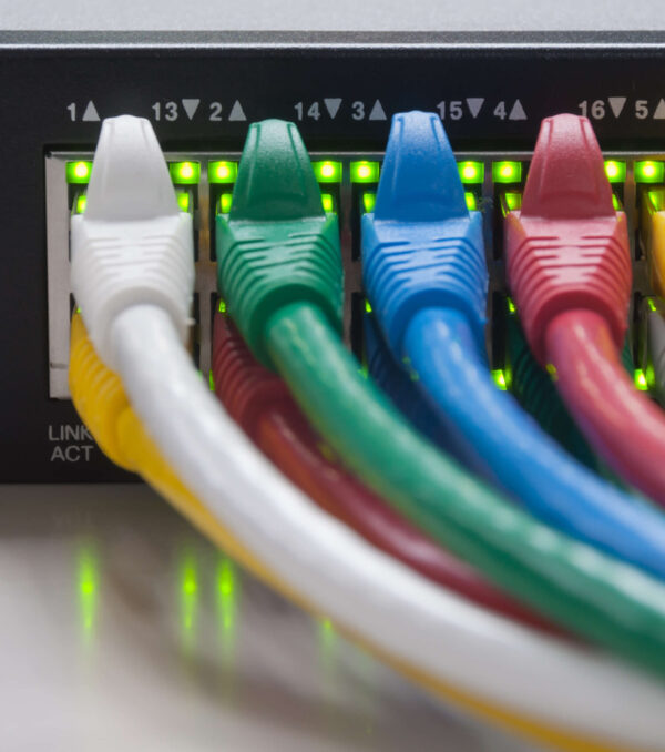 painel-de-rede-switch-e-cabo-no-data-center (1)